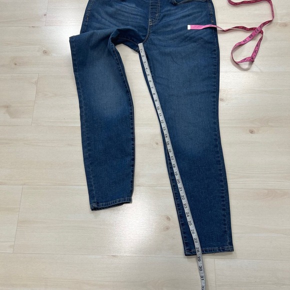 Levis Signature Jeans Womens Size 14 Blue Skinny Pull On Shaping Mid Rise - Picture 6 of 11